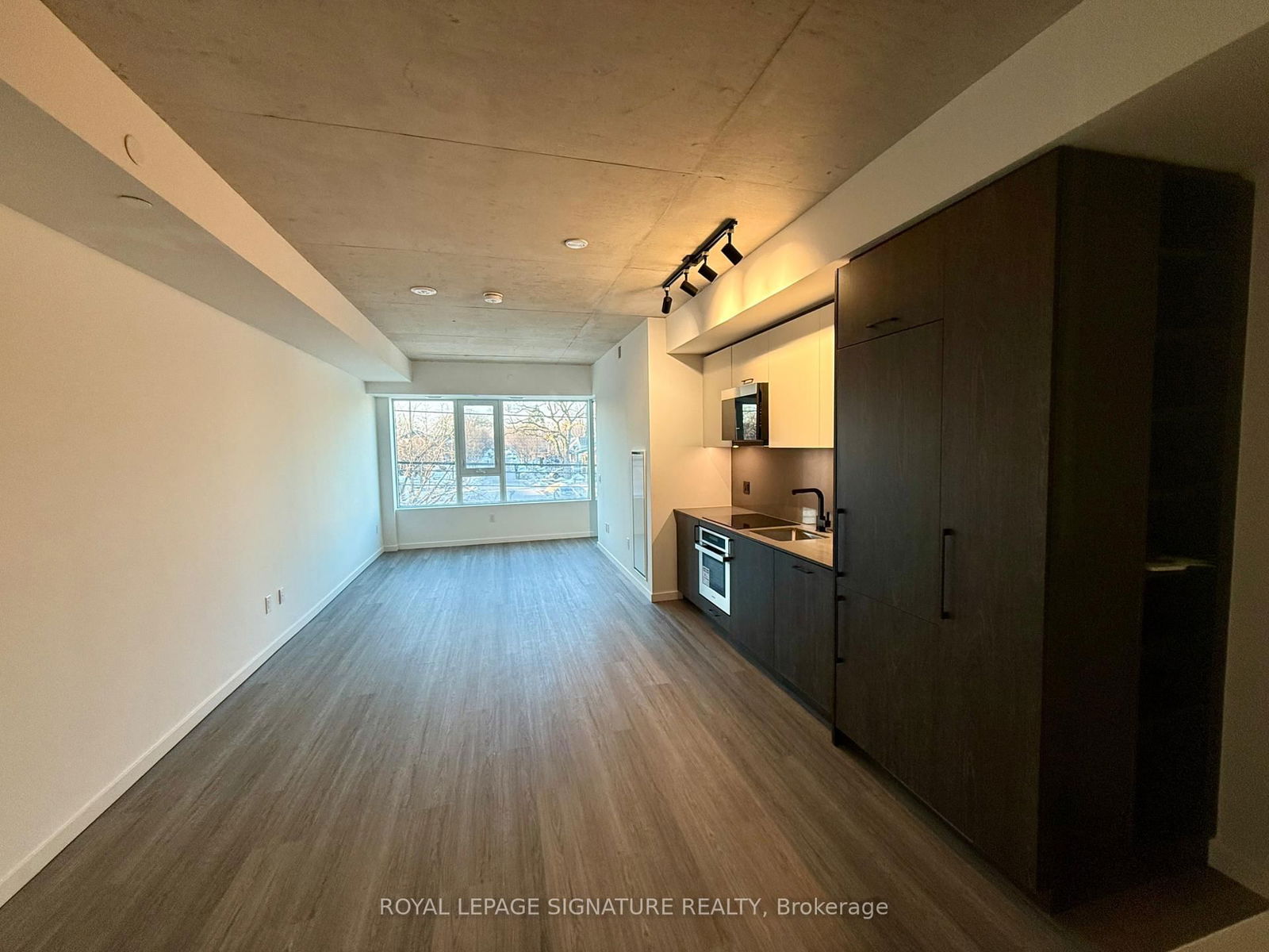 689 The Queensway, unit 215 for rent