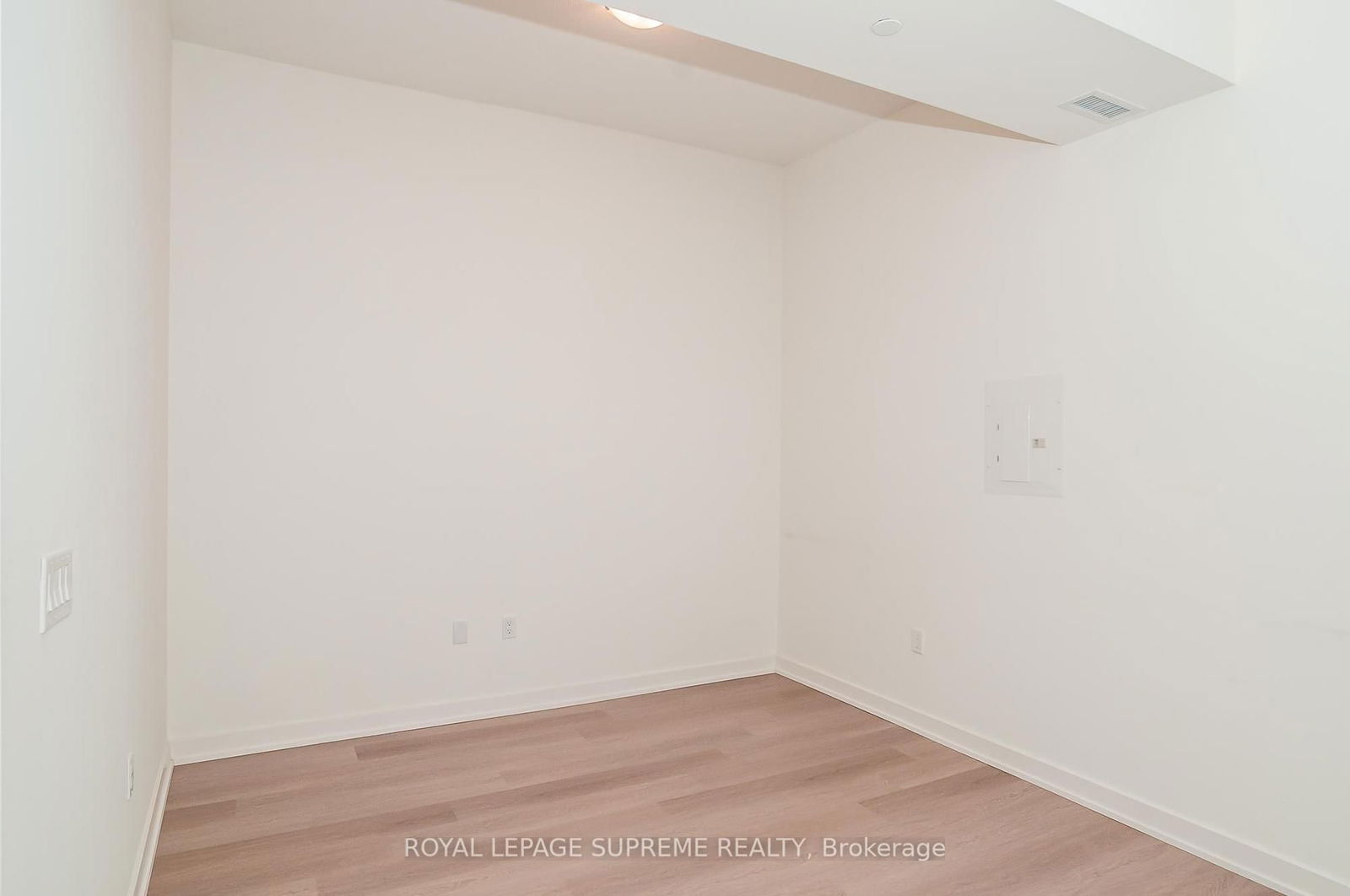 859 The Queensway, unit 811 for rent