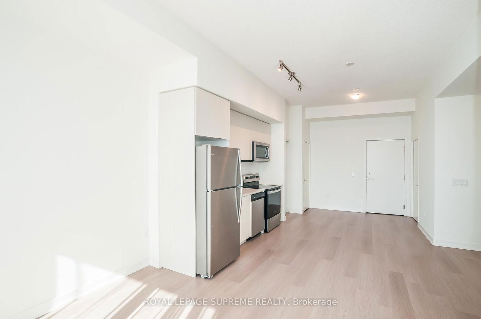 859 The Queensway, unit 811 for rent