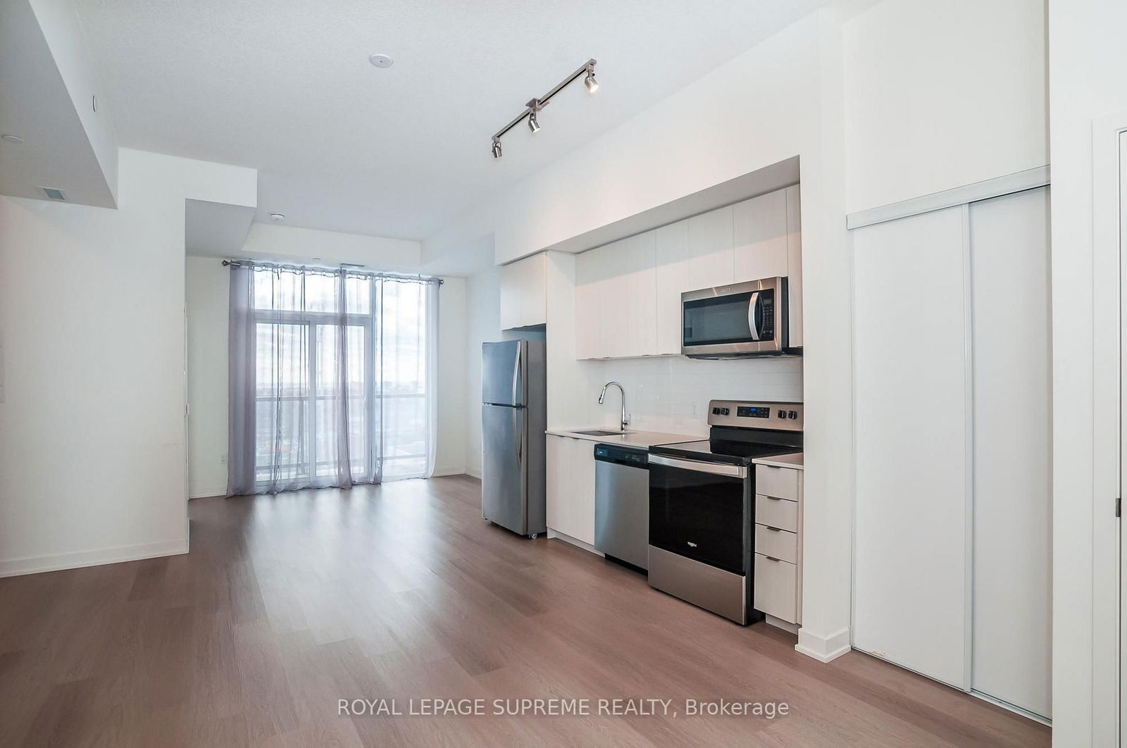 859 The Queensway, unit 811 for rent