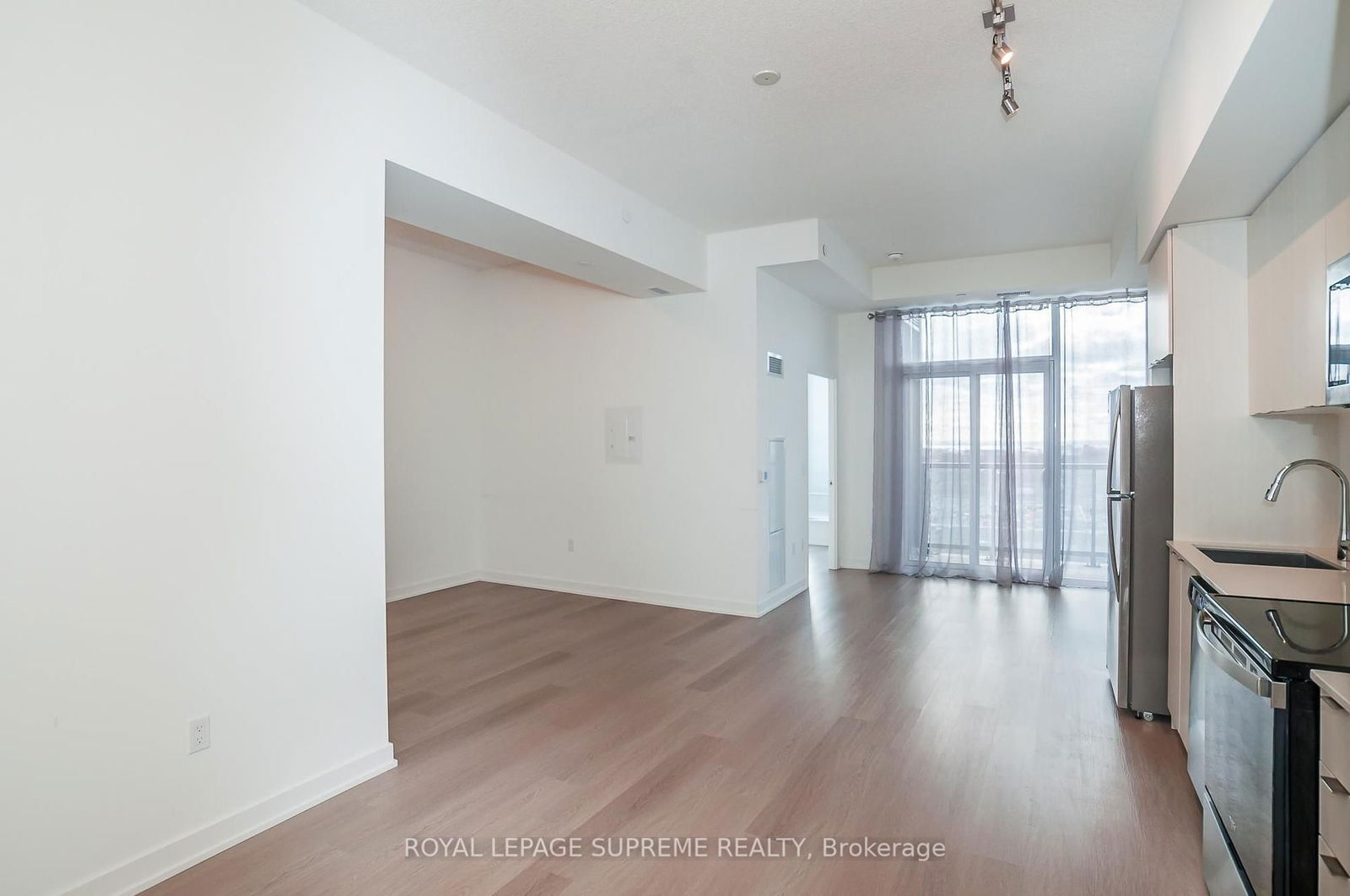 859 The Queensway, unit 811 for rent