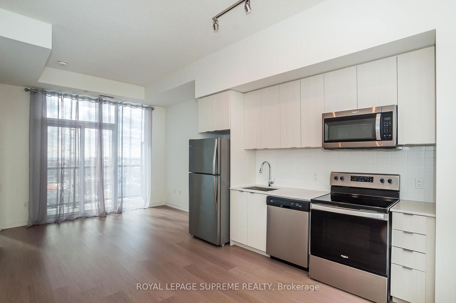 859 The Queensway, unit 811 for rent