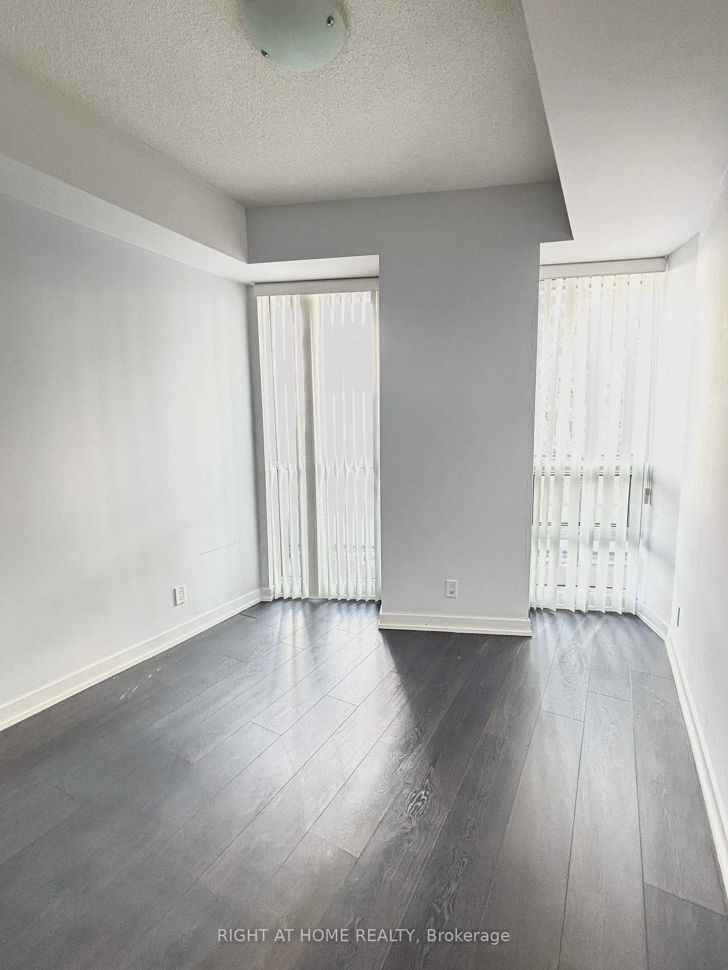 2212 Lake Shore Blvd W, unit 502 for rent