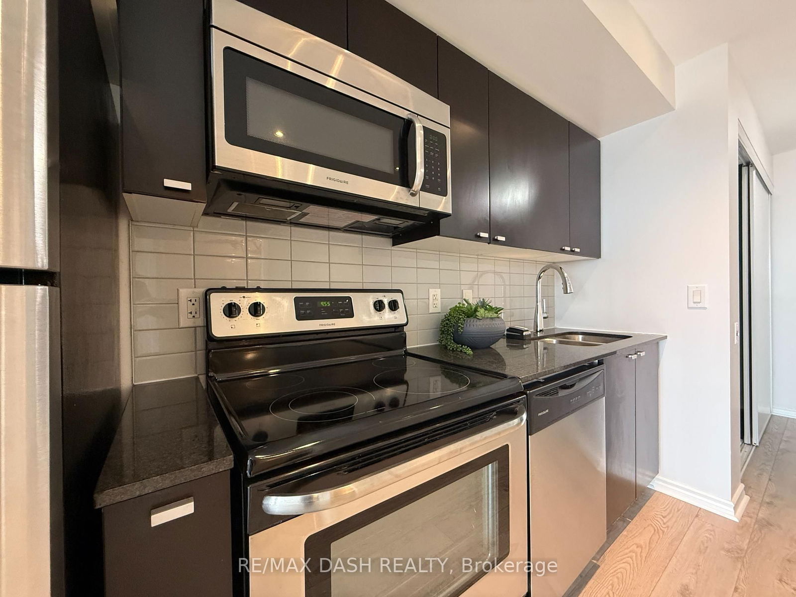 105 The Queensway Ave, unit 909 for rent