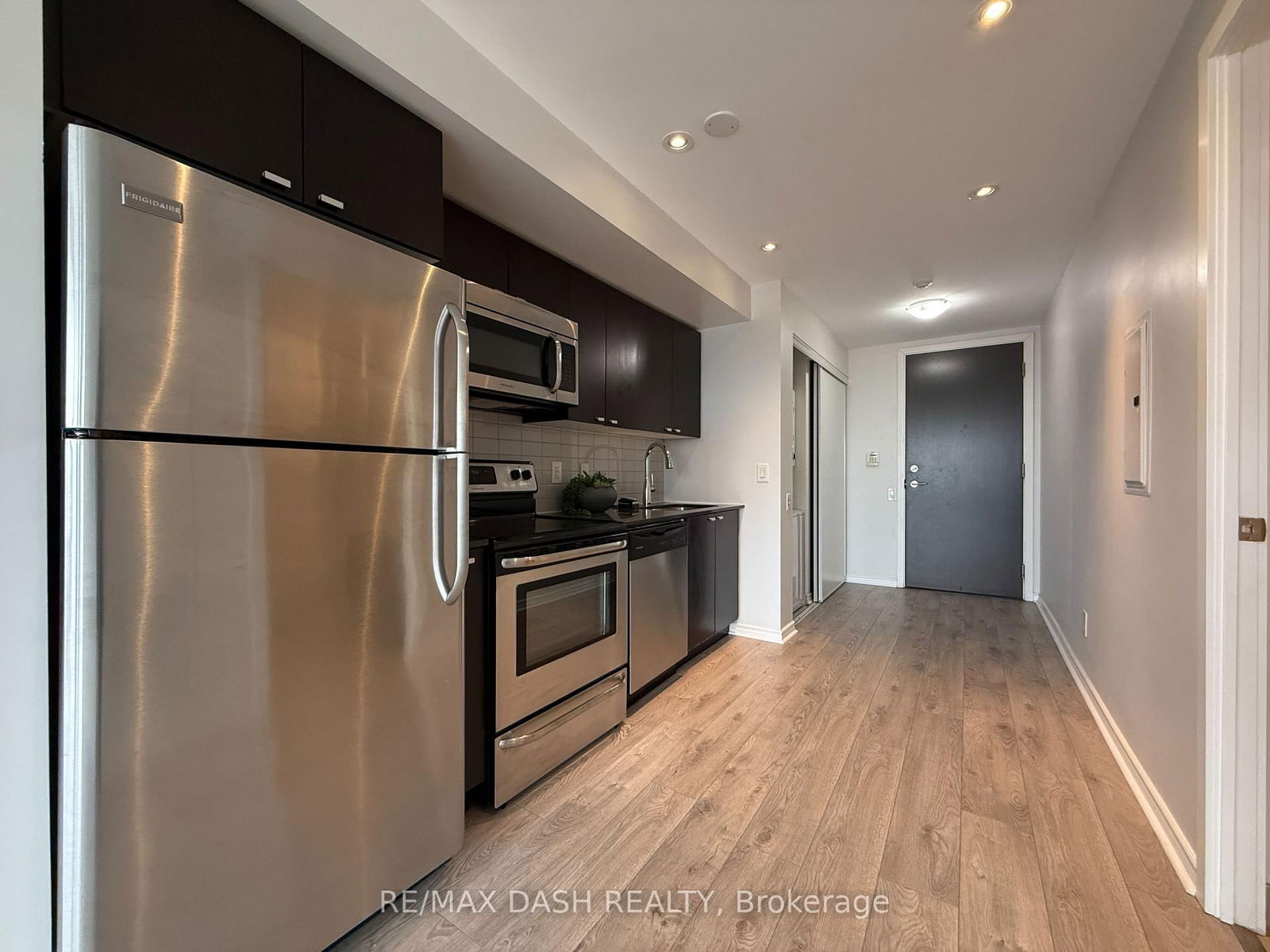 105 The Queensway Ave, unit 909 for rent