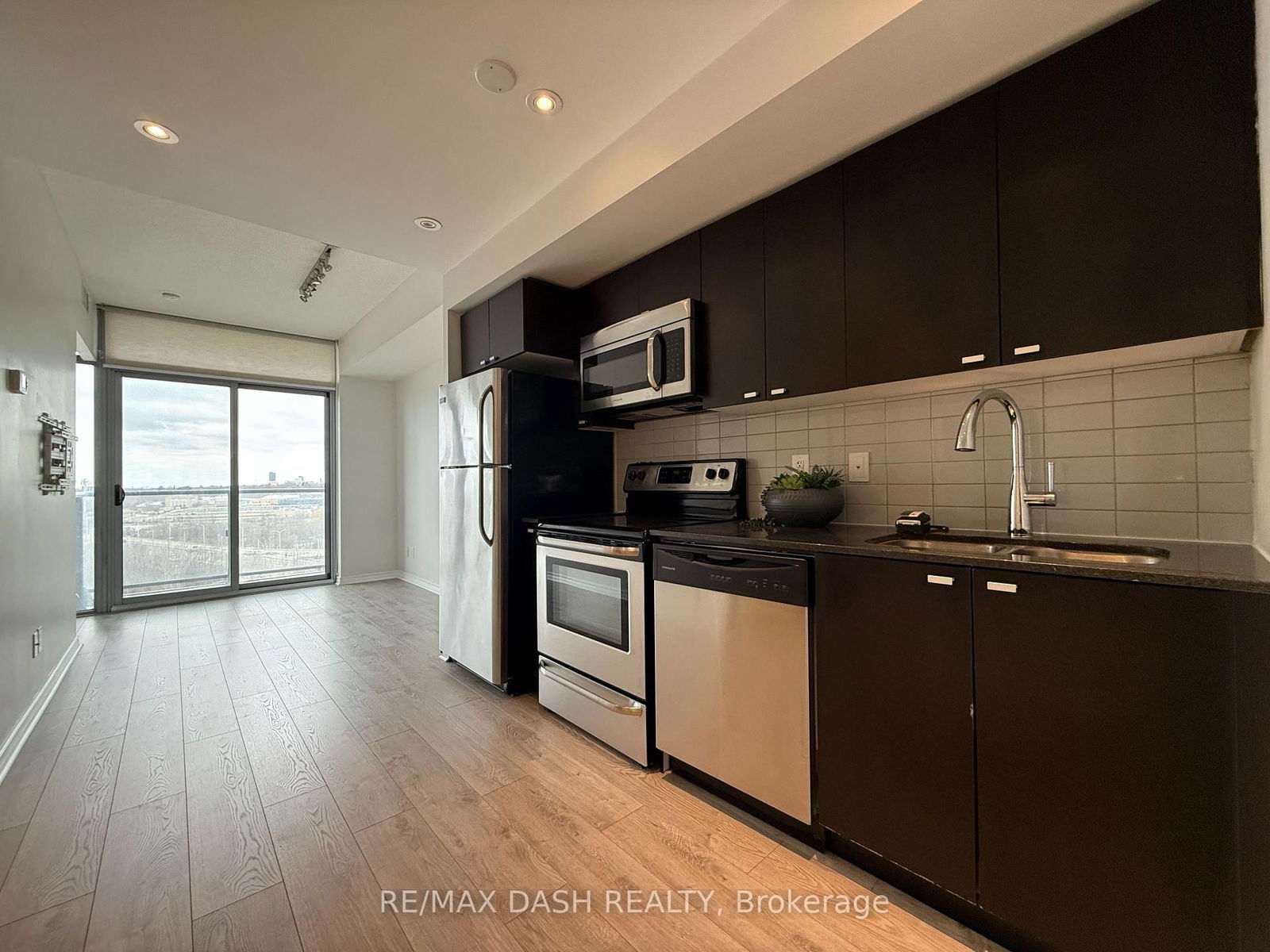 105 The Queensway Ave, unit 909 for rent