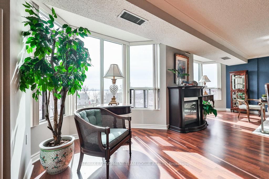 2121 Lakeshore Rd, unit 502 for sale