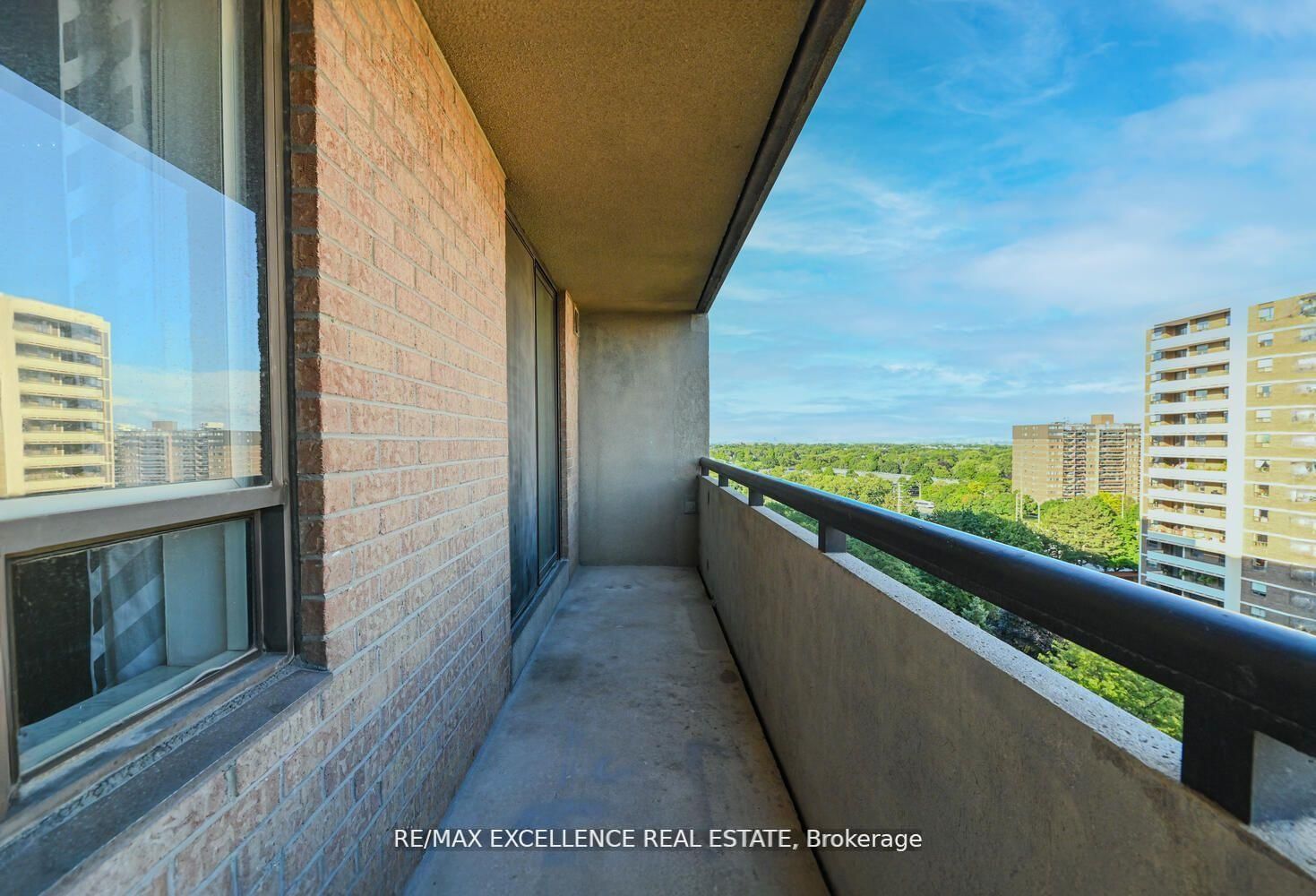 5 Lisa St, unit 1002 for sale