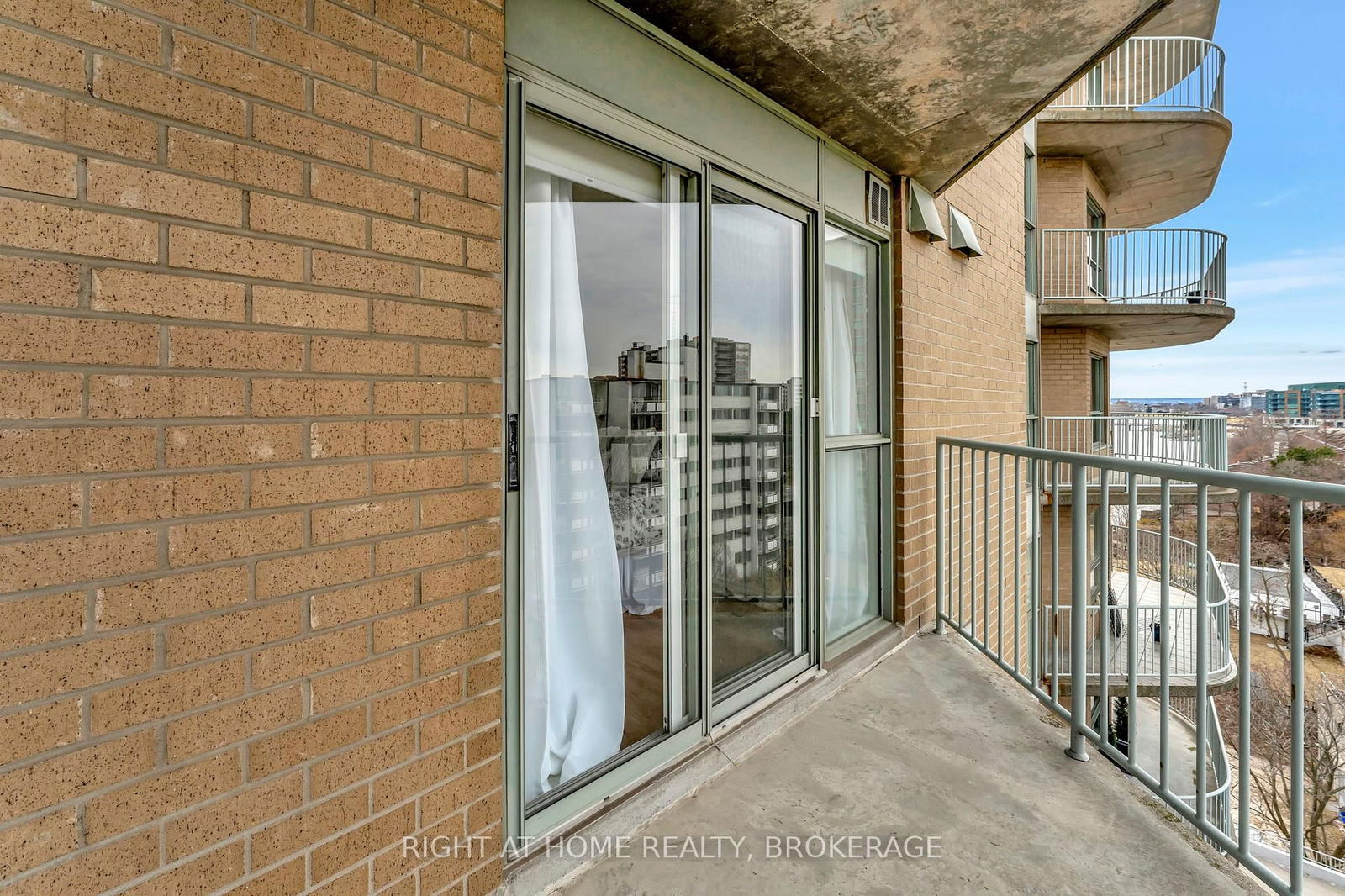 2190 Lakeshore Rd, unit 802 for sale