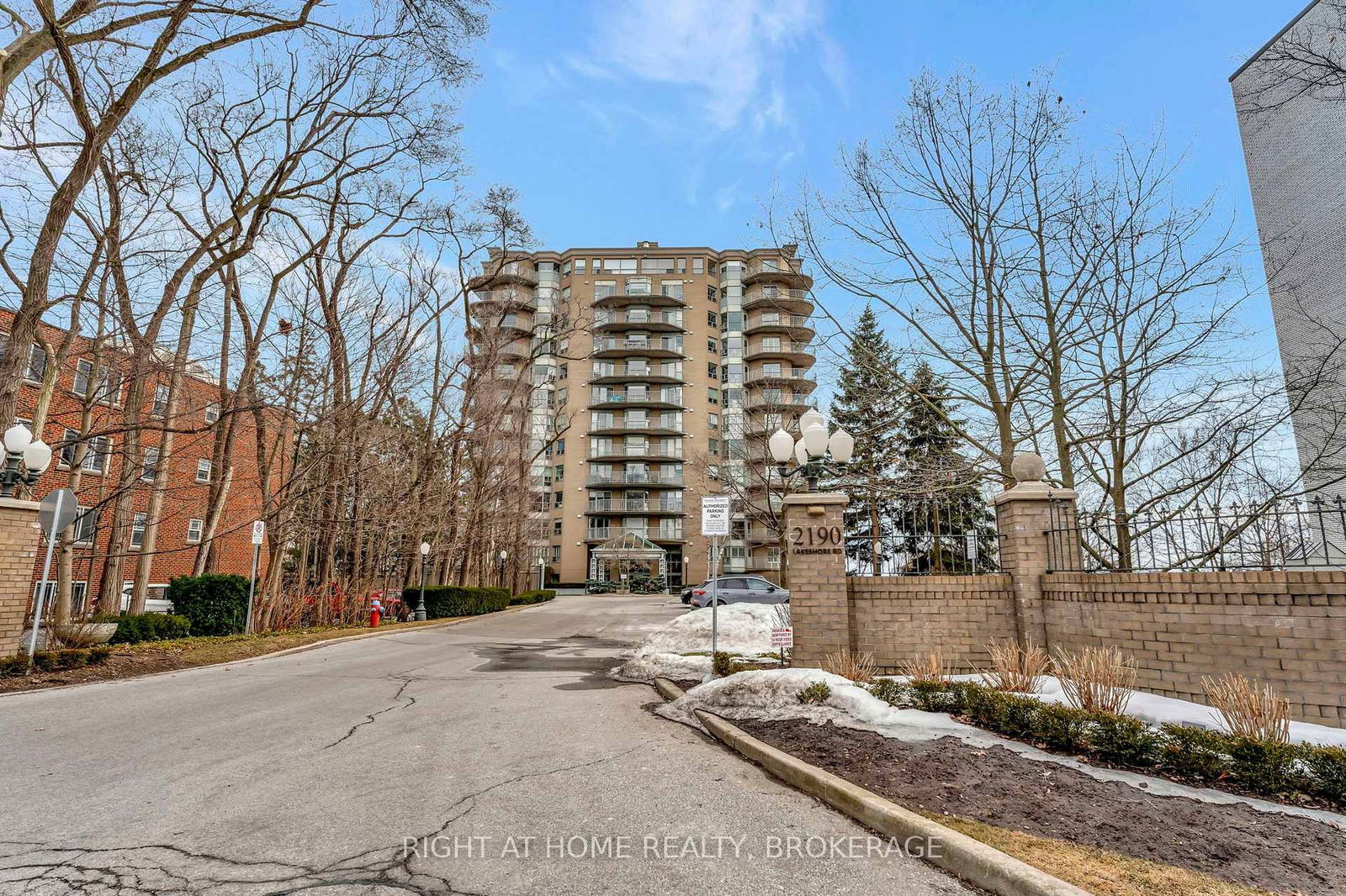 2190 Lakeshore Rd, unit 802 for sale