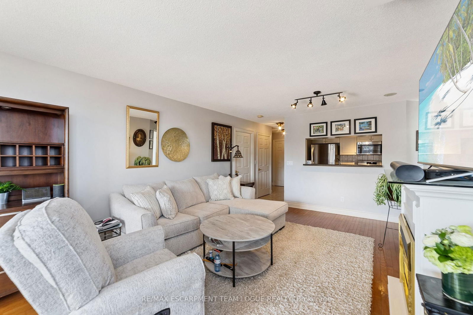 442 Maple Ave, unit 1001 for sale