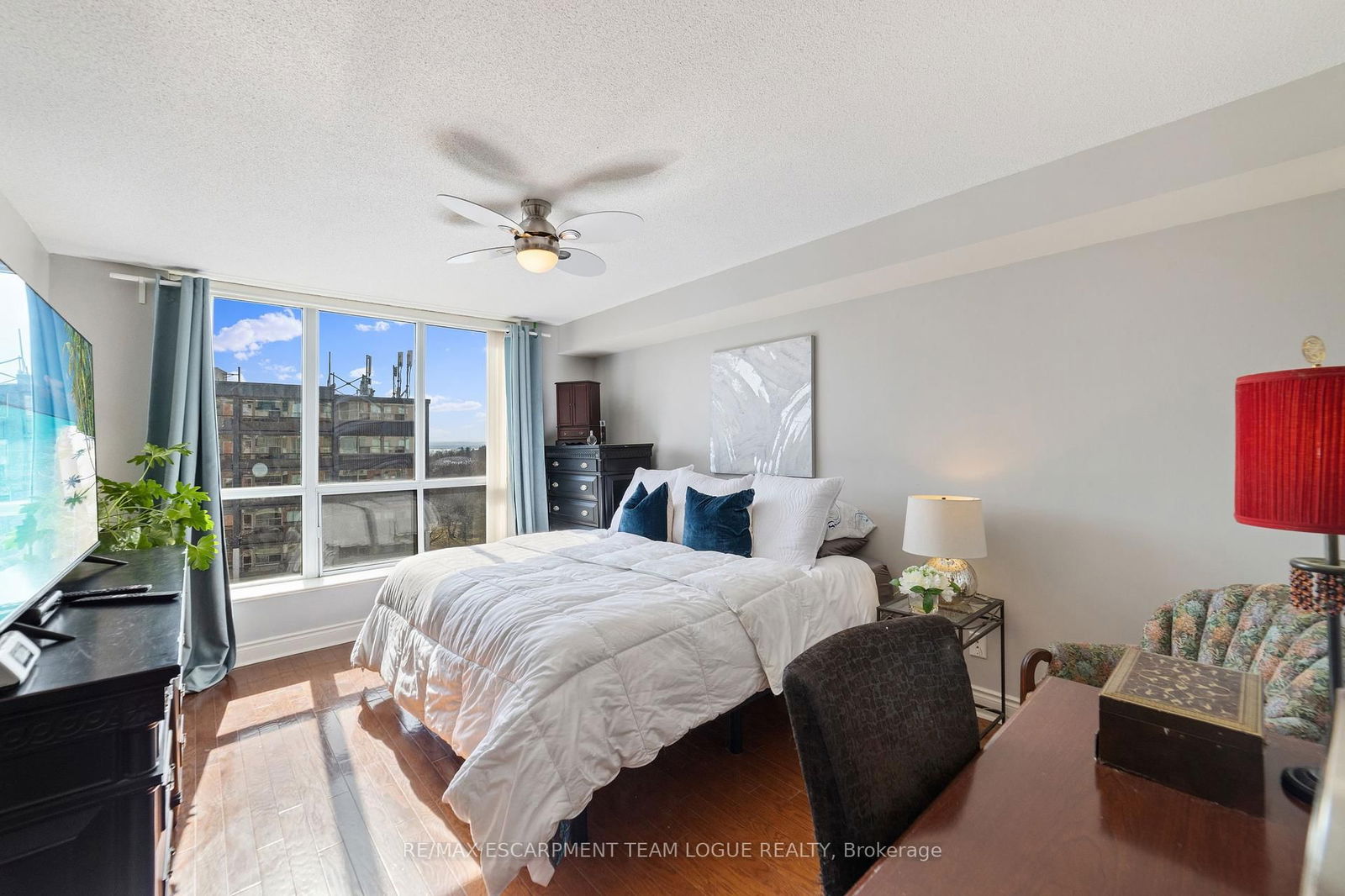 442 Maple Ave, unit 1001 for sale