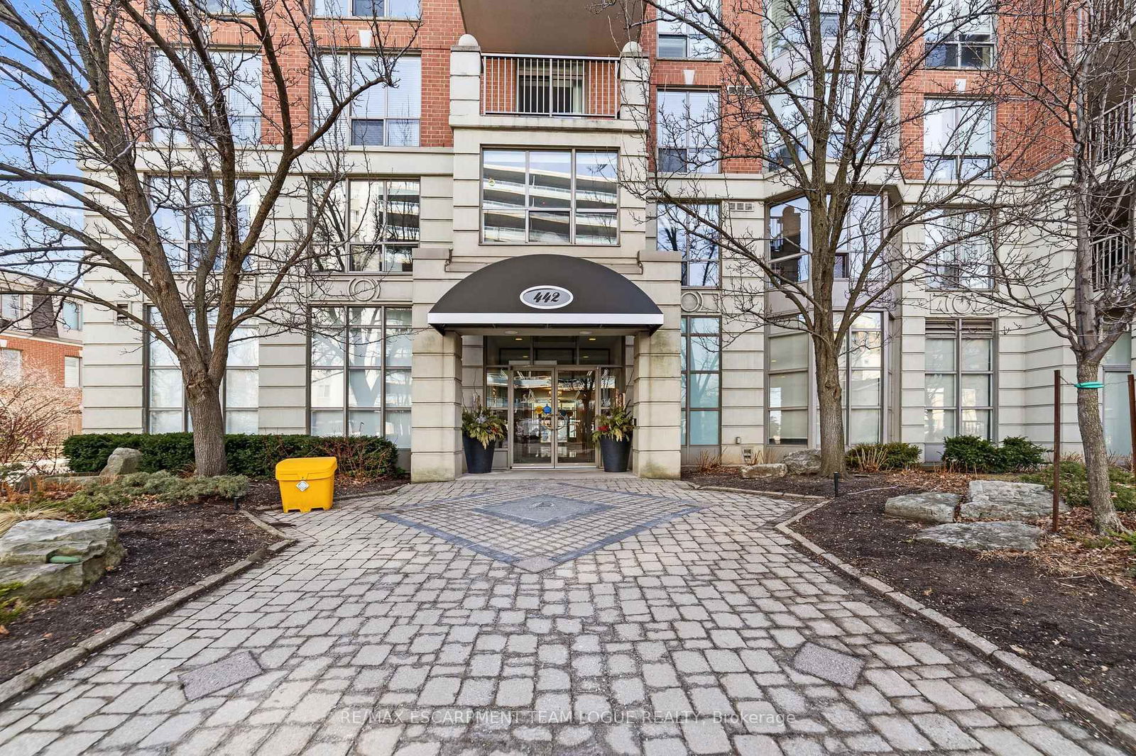 442 Maple Ave, unit 1001 for sale