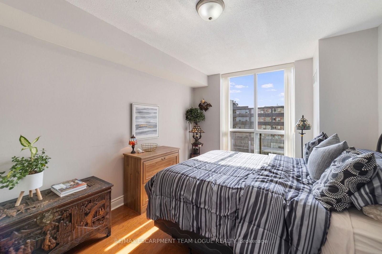 442 Maple Ave, unit 1001 for sale