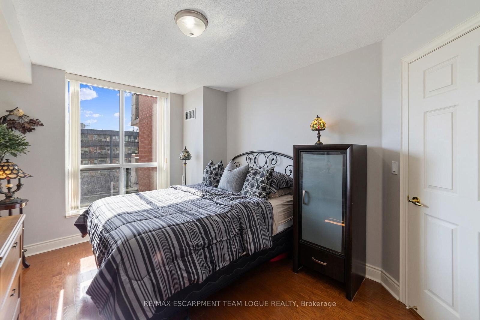 442 Maple Ave, unit 1001 for sale