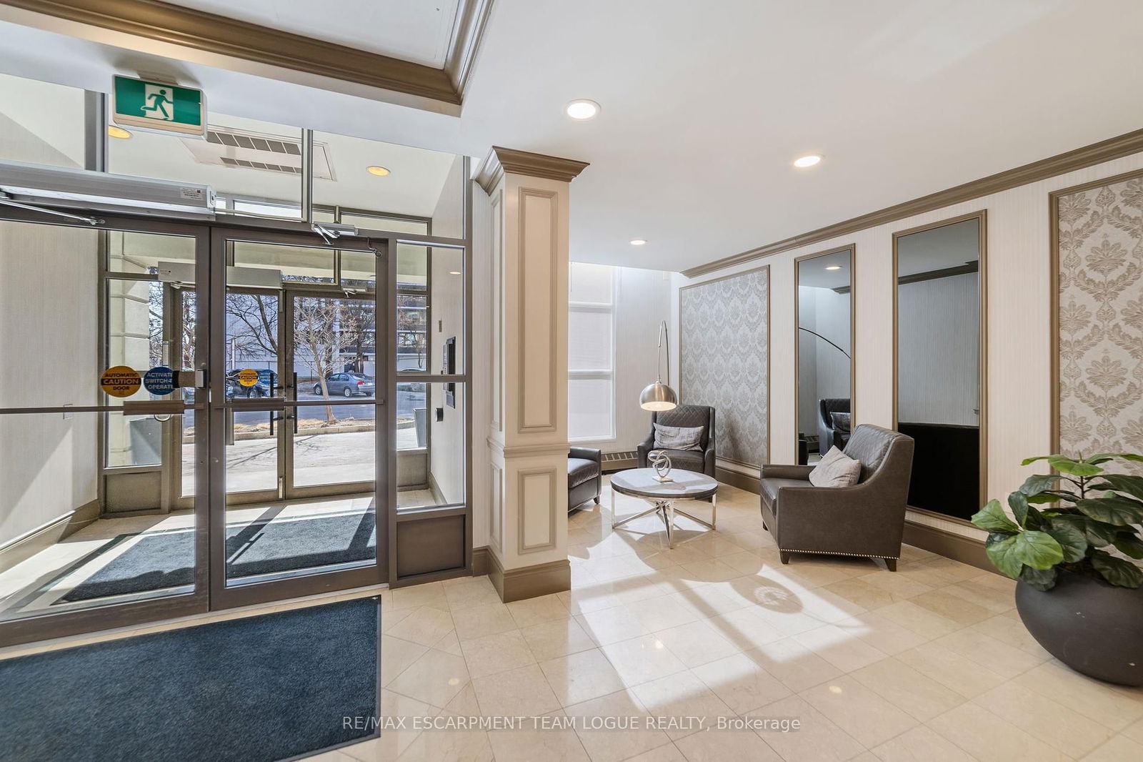 442 Maple Ave, unit 1001 for sale