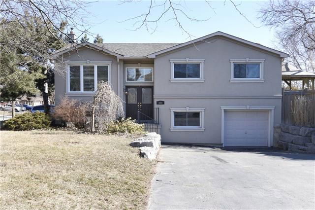 555 Moorelands Cres for sale 