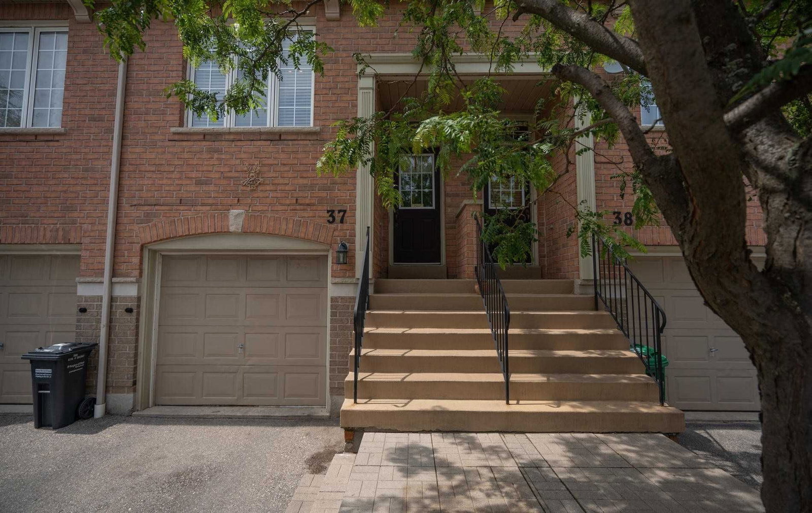 5055 Heatherleigh Ave Scollard Court Townhomes 3 Beds 2 Baths