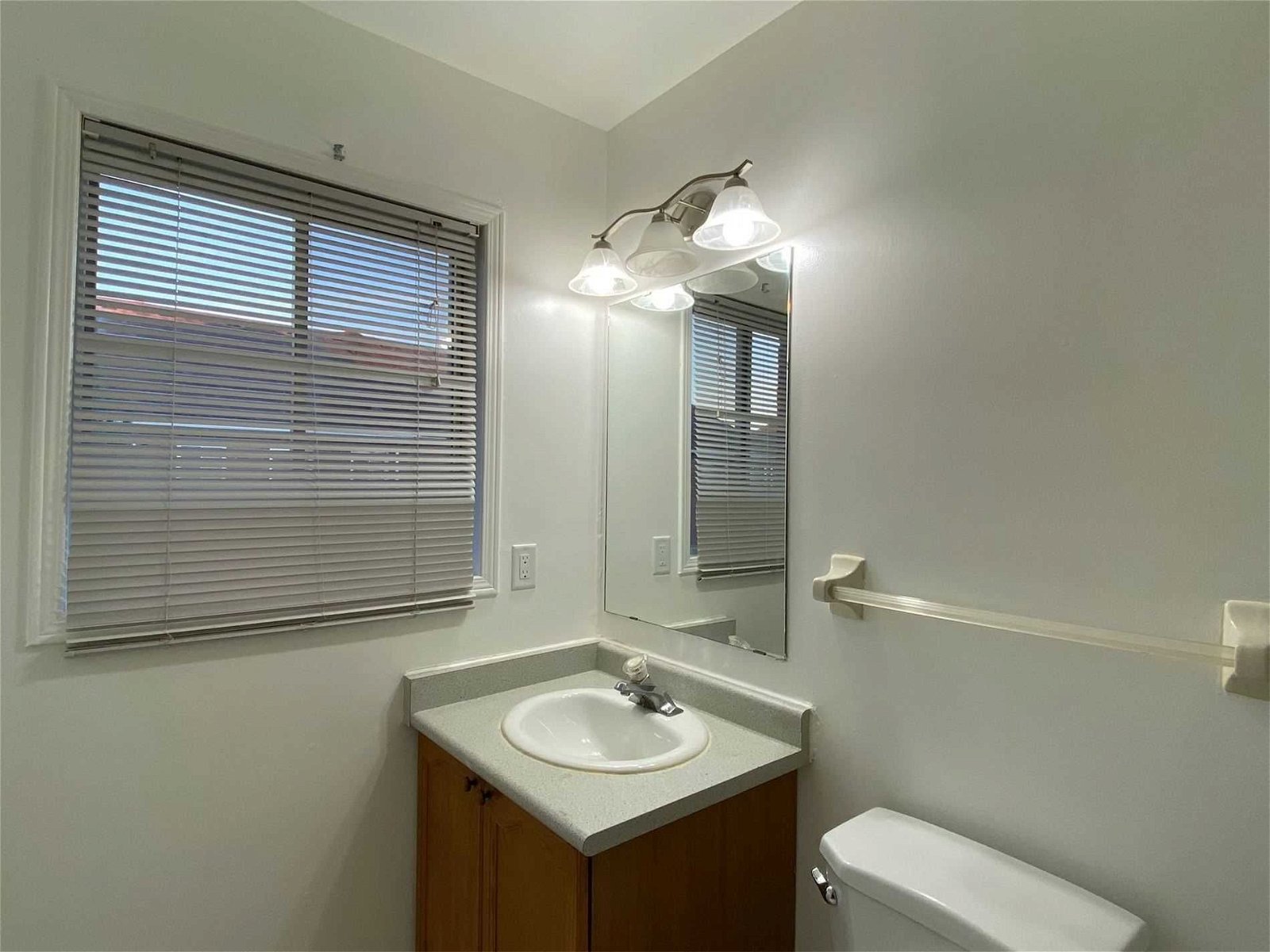6060 Snowy Owl Cres, unit 35 for rent - image #11