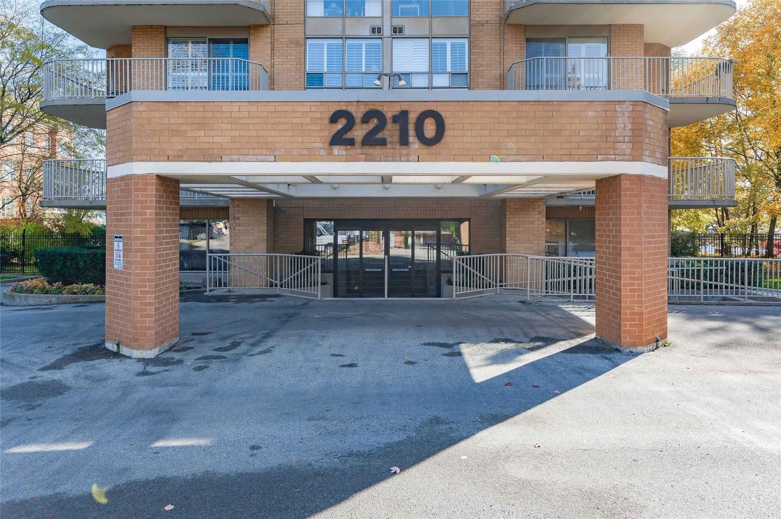 2210 Lakeshore Rd, unit 504 for sale