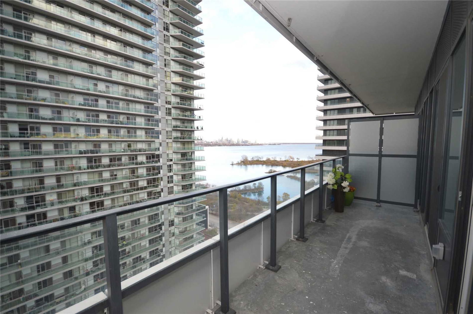 30 Shore Breeze Dr Sky Tower At Eau Du Soleil Condos 1 Bed Den 1 Bath Unit 2015 