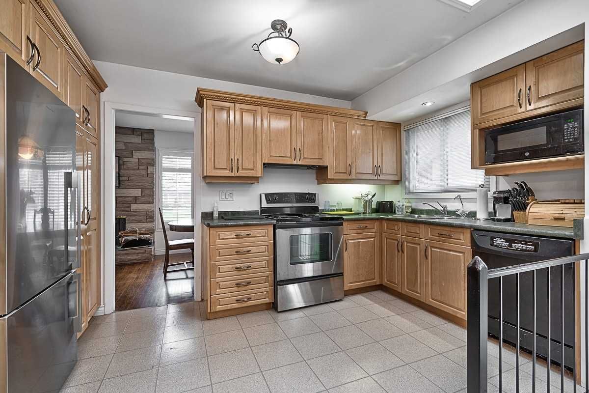 1260 Elgin Cres for sale  - image #11