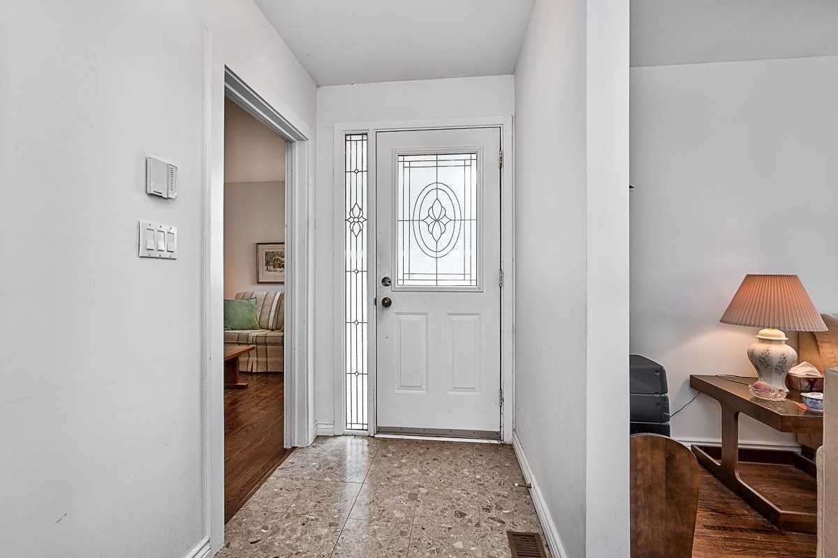 1260 Elgin Cres for sale  - image #6