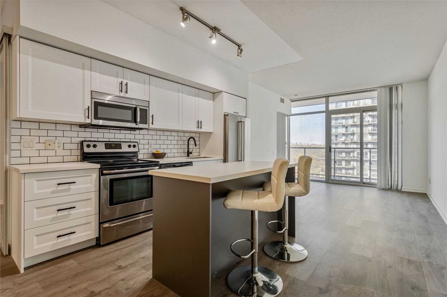 105 The Queensway Ave, unit 1414 for sale - image #1