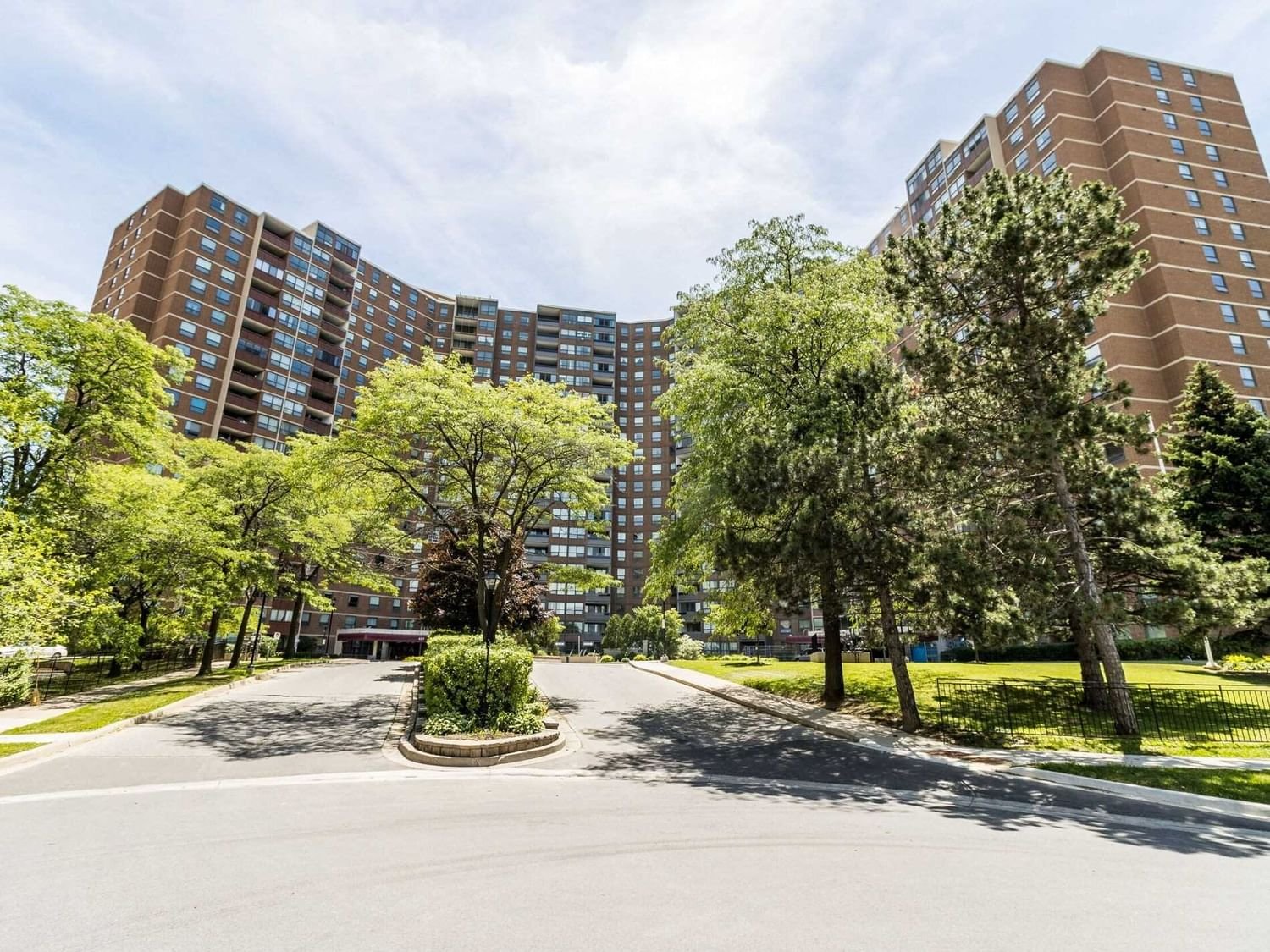 627 The West Mall Dr, unit Ph6 for sale - image #1