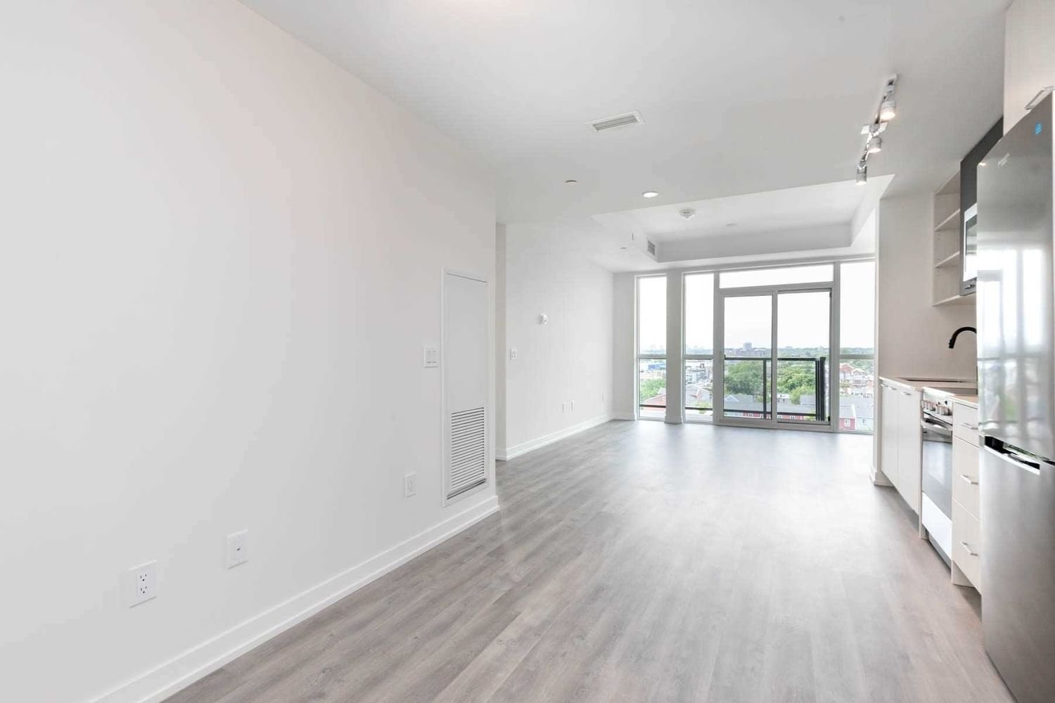 2300 St. Clair Ave W, unit 816 for rent - image #2