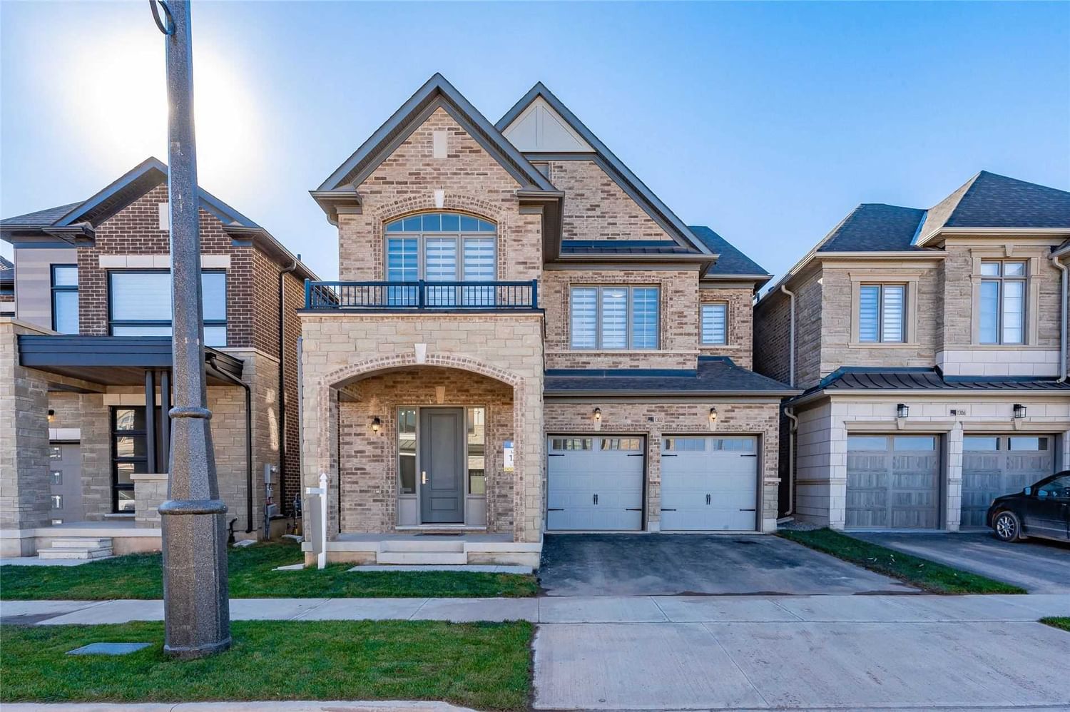 1302 Felicity Gdns for sale in Glen Abbey - image #2