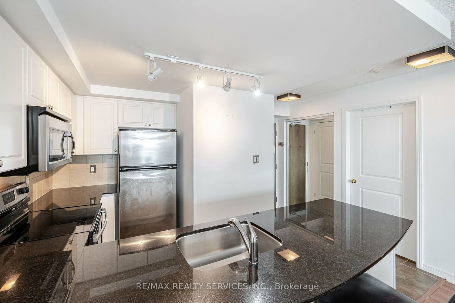 9 George St N, unit 1408 for rent - image #8