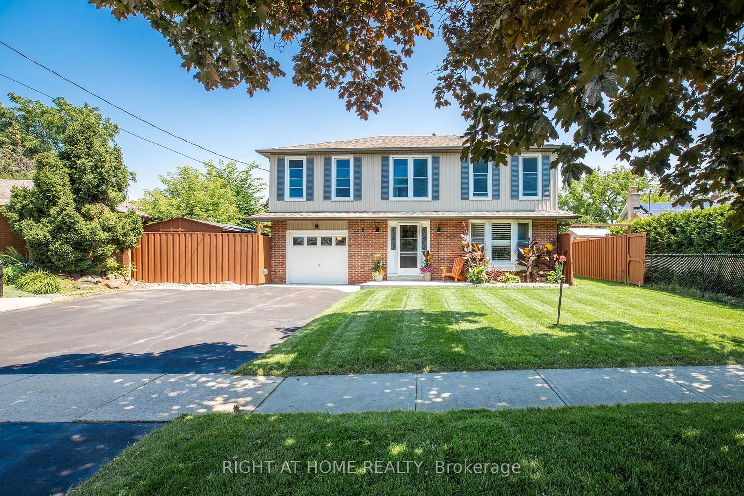 6 Baylor Cres | 3 Beds | 2 Baths