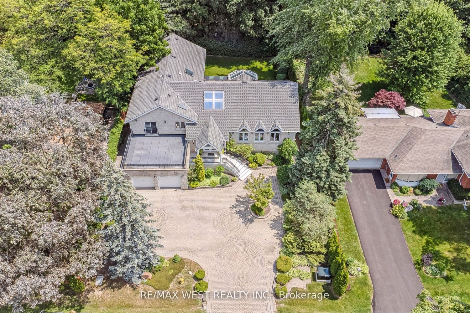 7 Palace Arch Dr | 6 Beds | 6 Baths | strata.ca