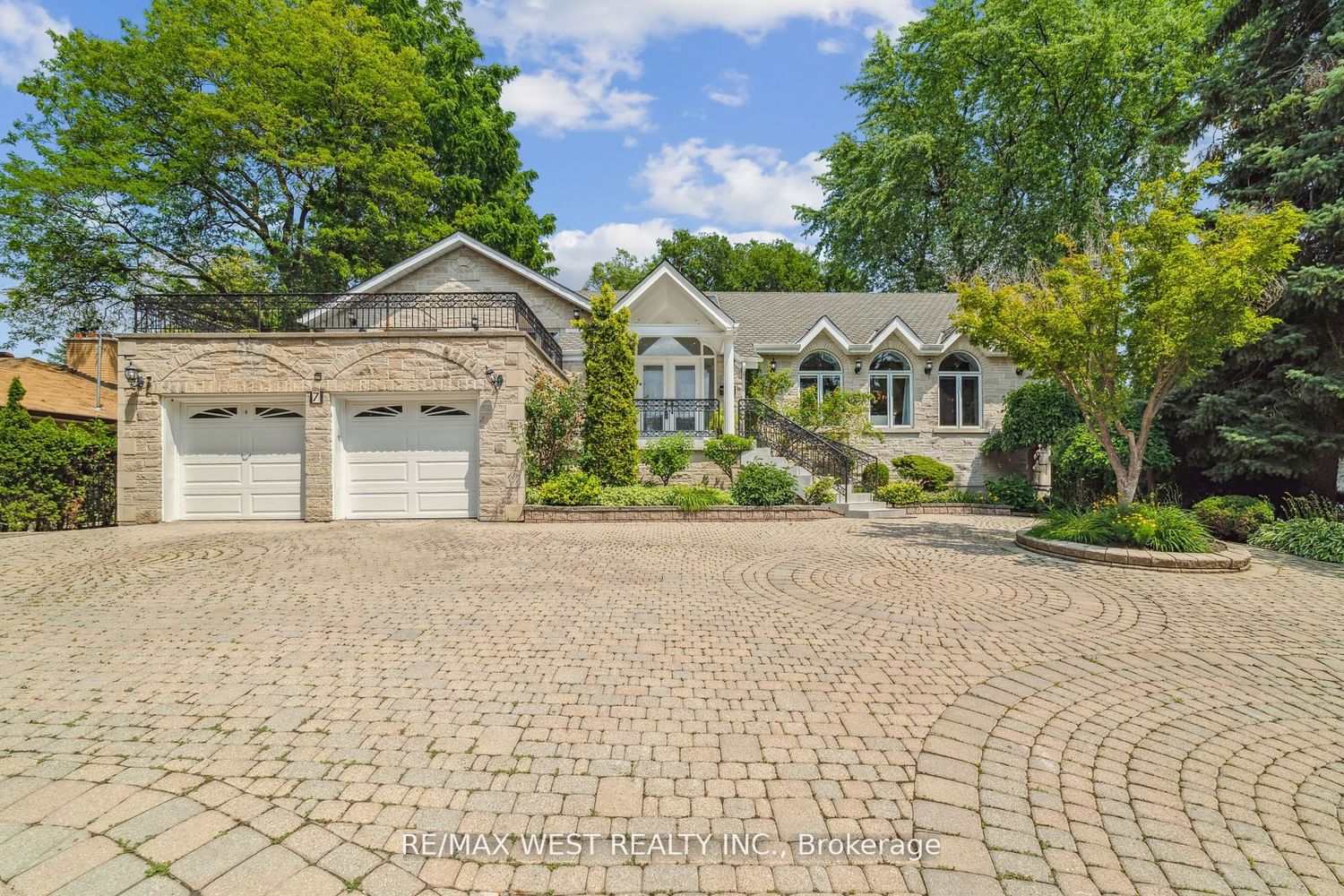 7 Palace Arch Dr | 6 Beds | 6 Baths | strata.ca