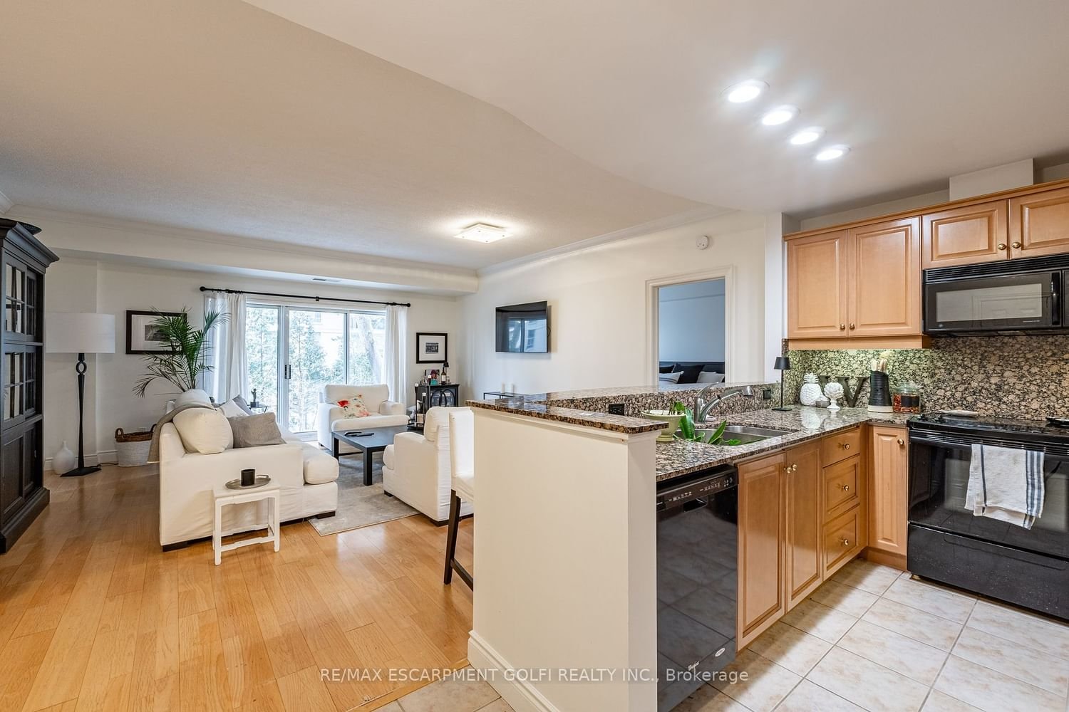 5188 Lakeshore Rd, unit 104 for rent - image #7