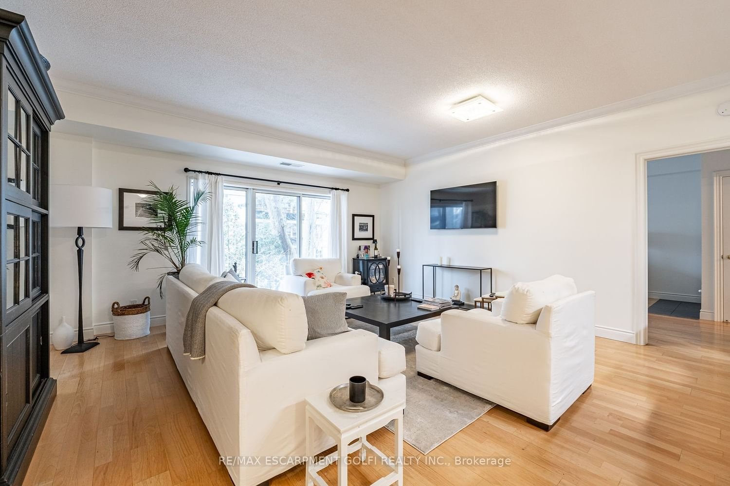 5188 Lakeshore Rd, unit 104 for rent - image #8