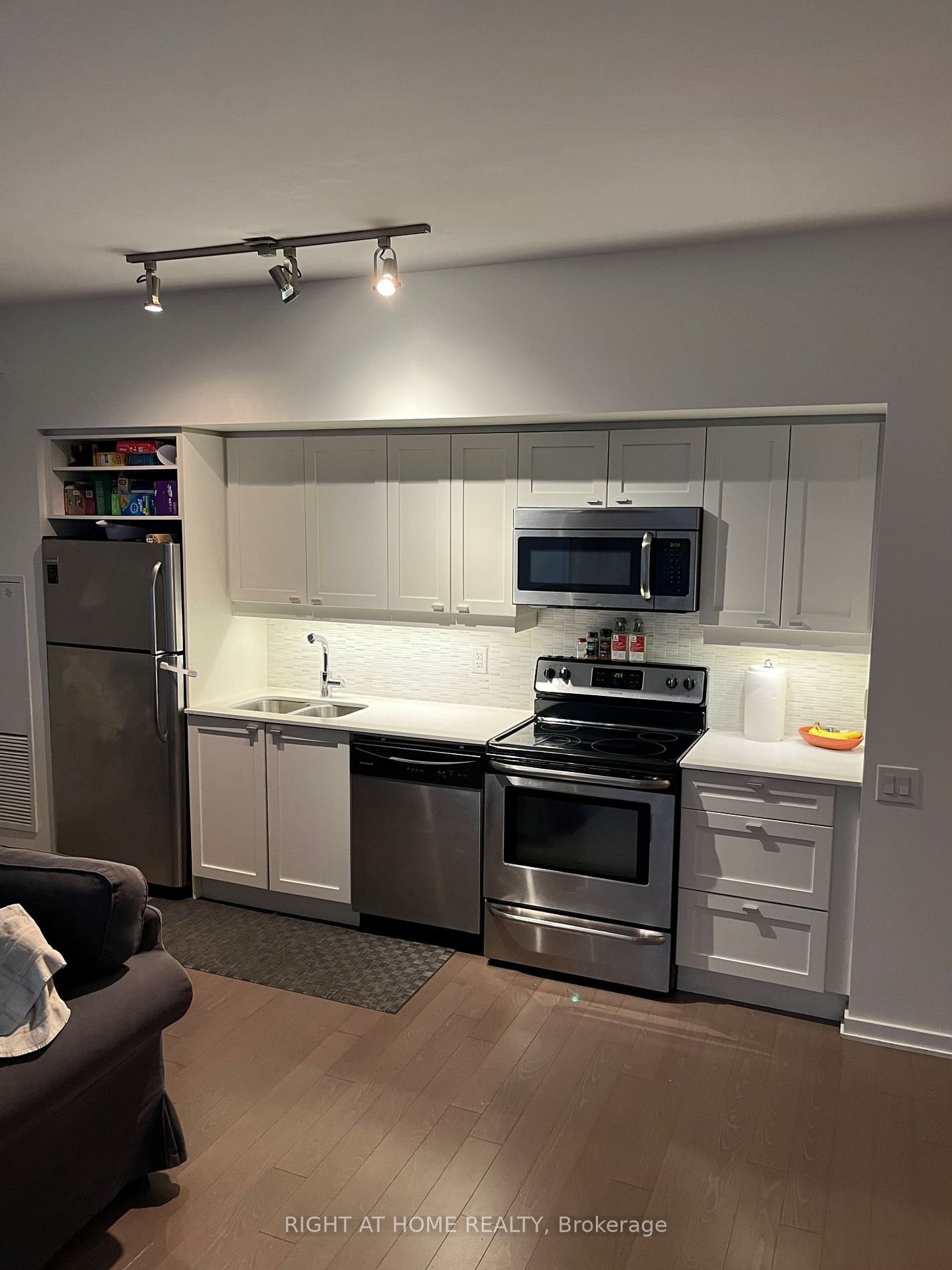 105 The Queens Way W, unit 416 for sale - image #4