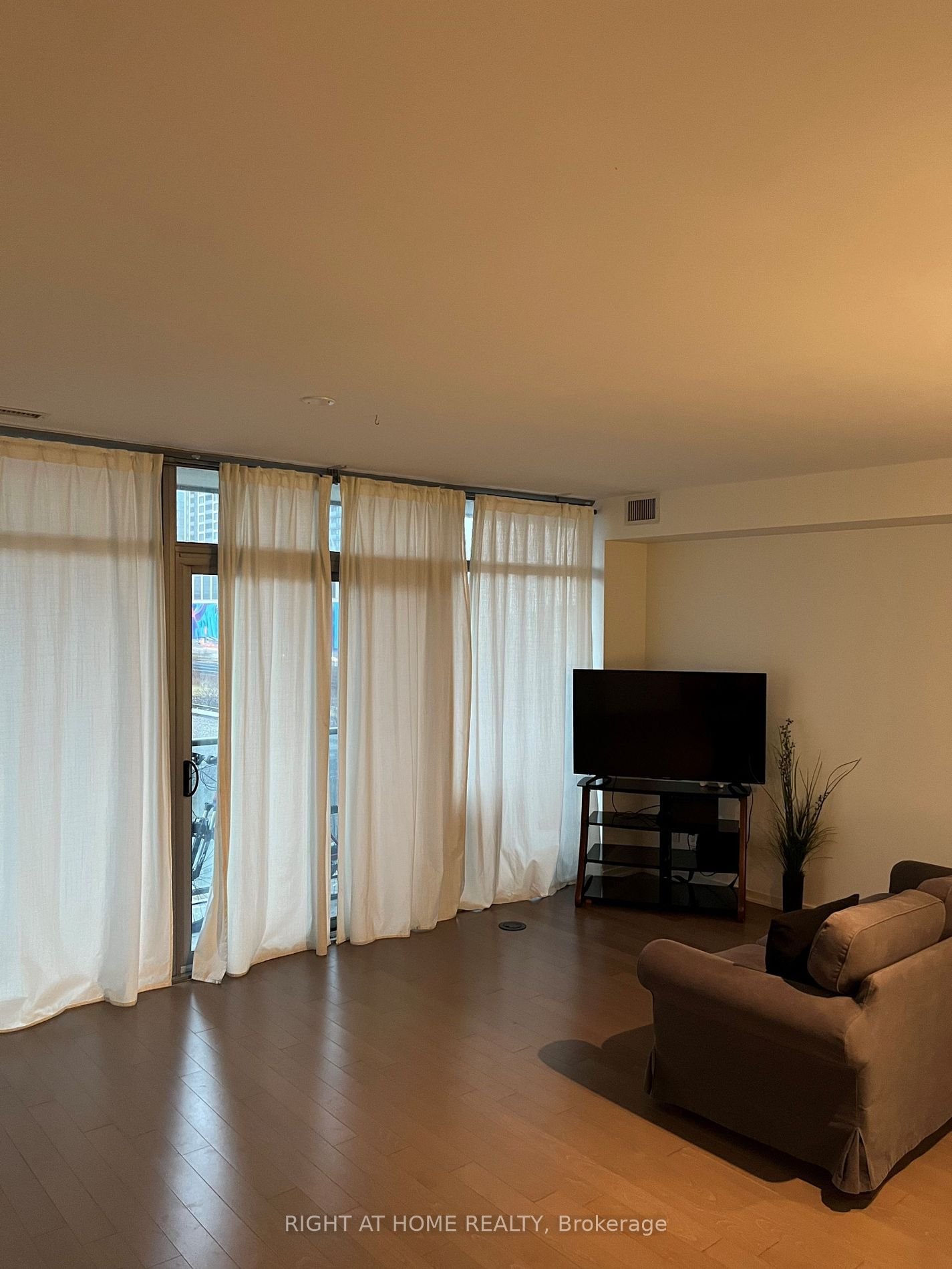 105 The Queens Way W, unit 416 for sale - image #6