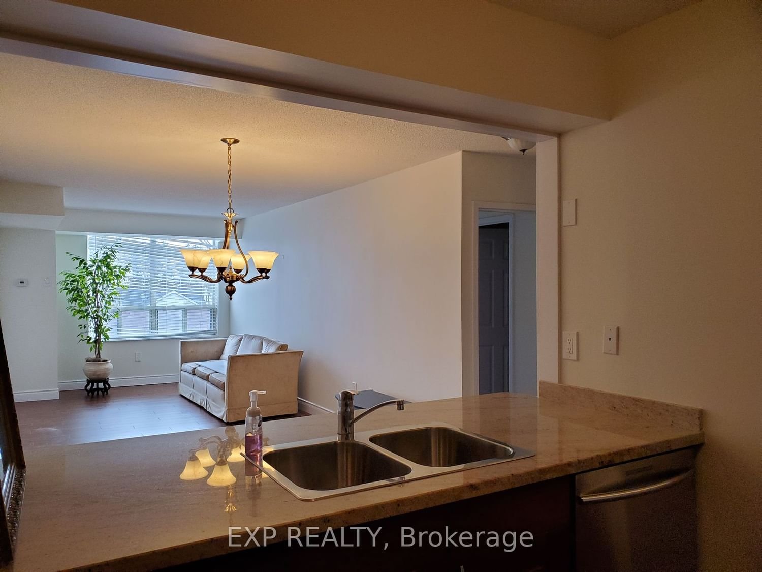 185 Robinson St, unit 309 for rent - image #3
