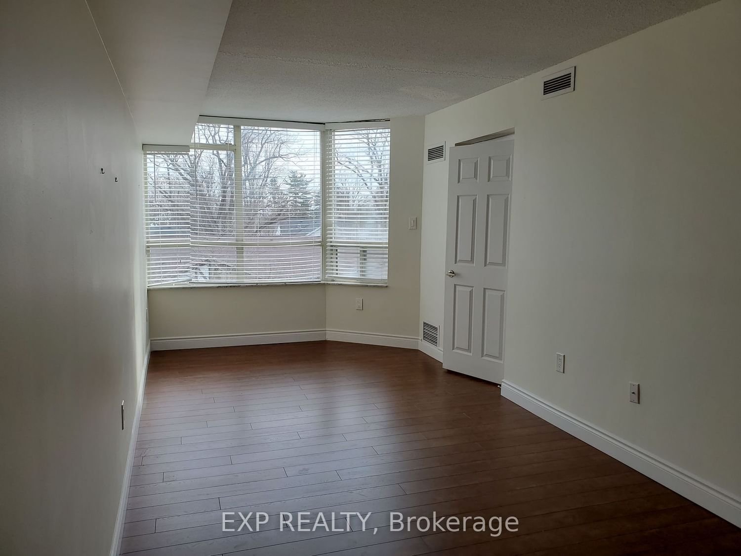 185 Robinson St, unit 309 for rent - image #6