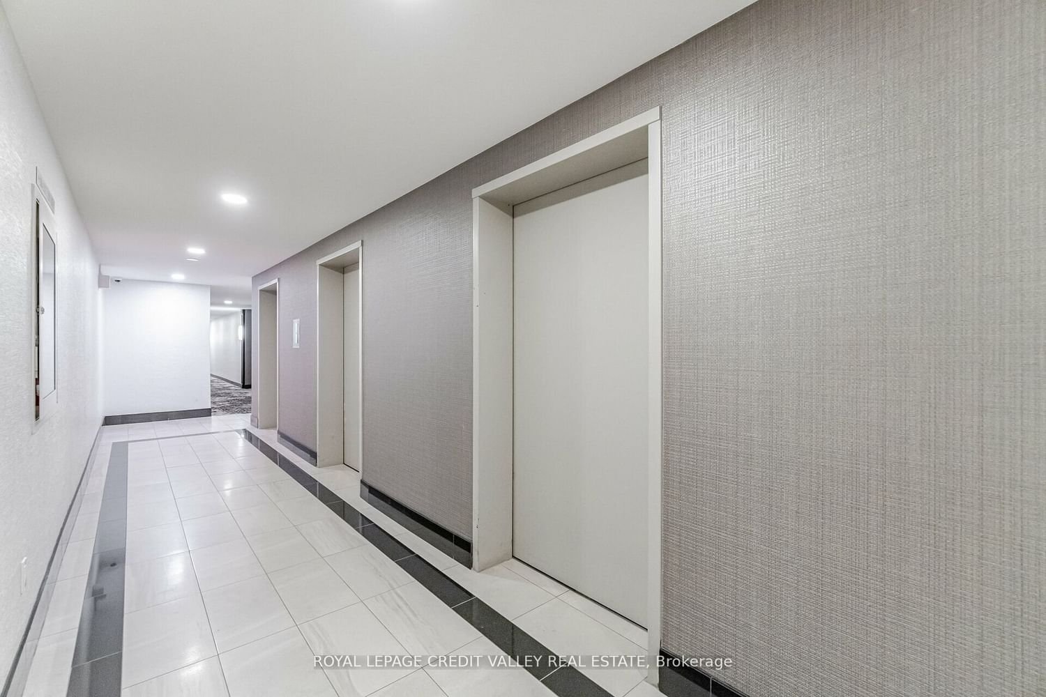 511 The West Mall, unit 204 for sale - image #4