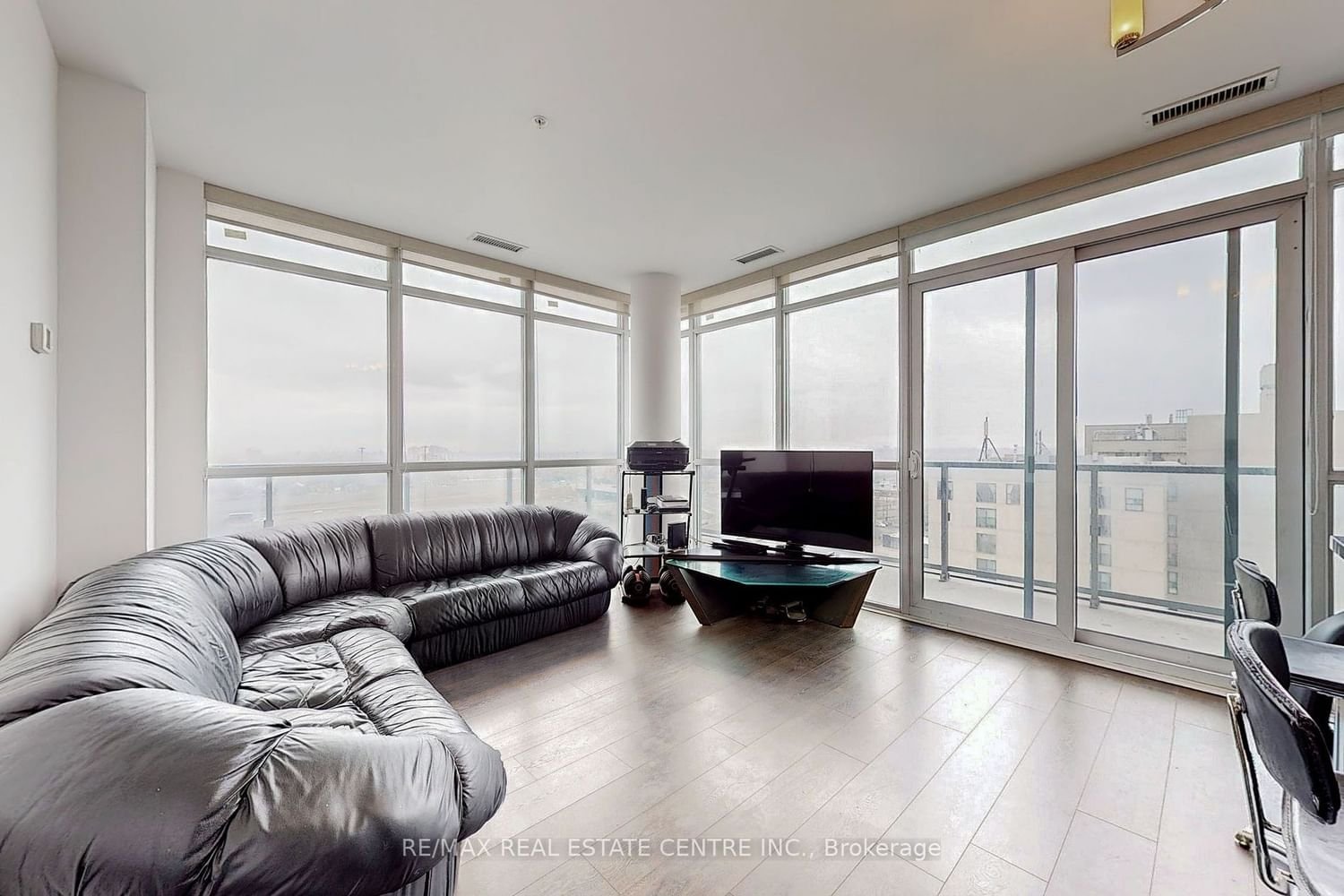 15 James Finlay Way, unit 1126 for sale - image #10