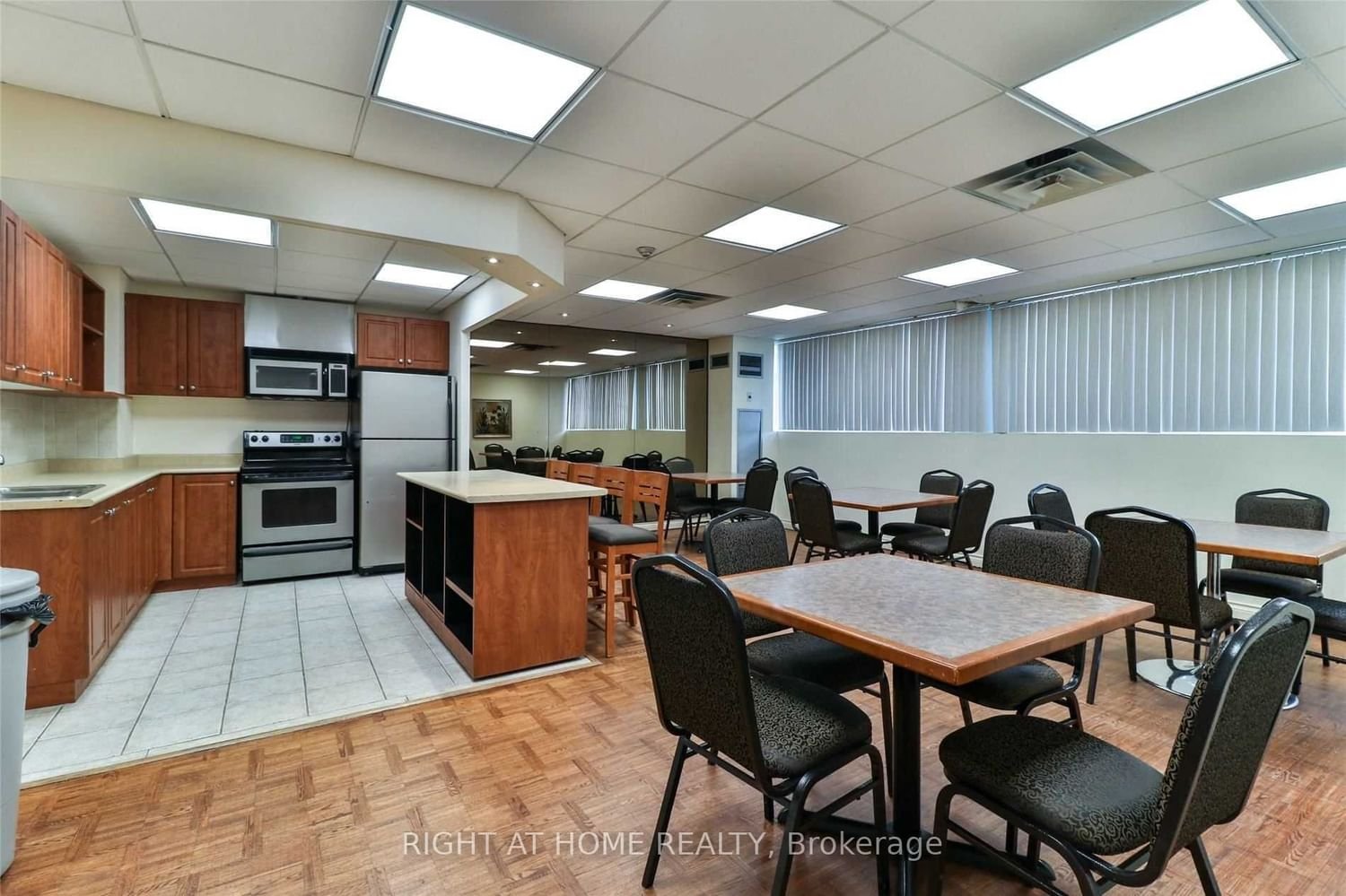 3700 Kaneff Cres, unit Sph8 for rent - image #28