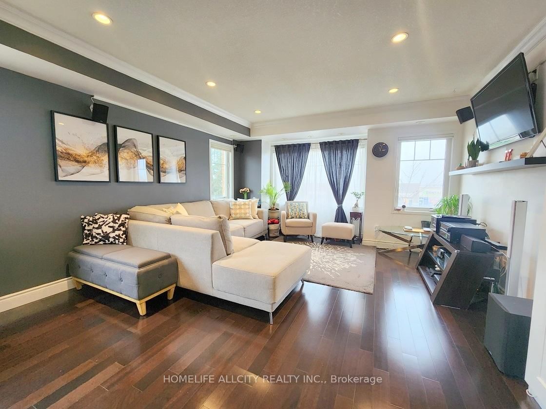 3975 Eglinton Ave W Garden Villas I Townhomes 3 Beds + 1 3 Baths