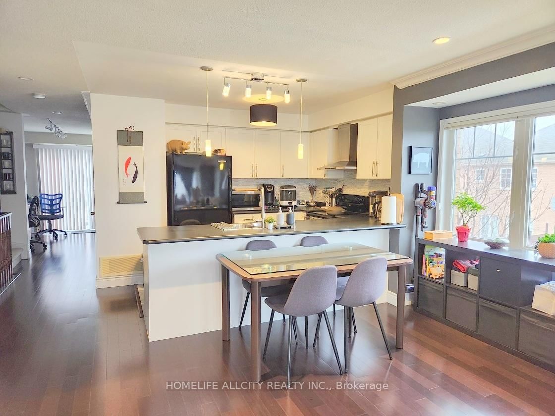 3975 Eglinton Ave W Garden Villas I Townhomes 3 Beds + 1 3 Baths