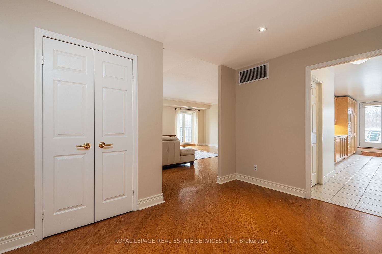 30 Anglesey Blvd, unit 402 for sale - image #5