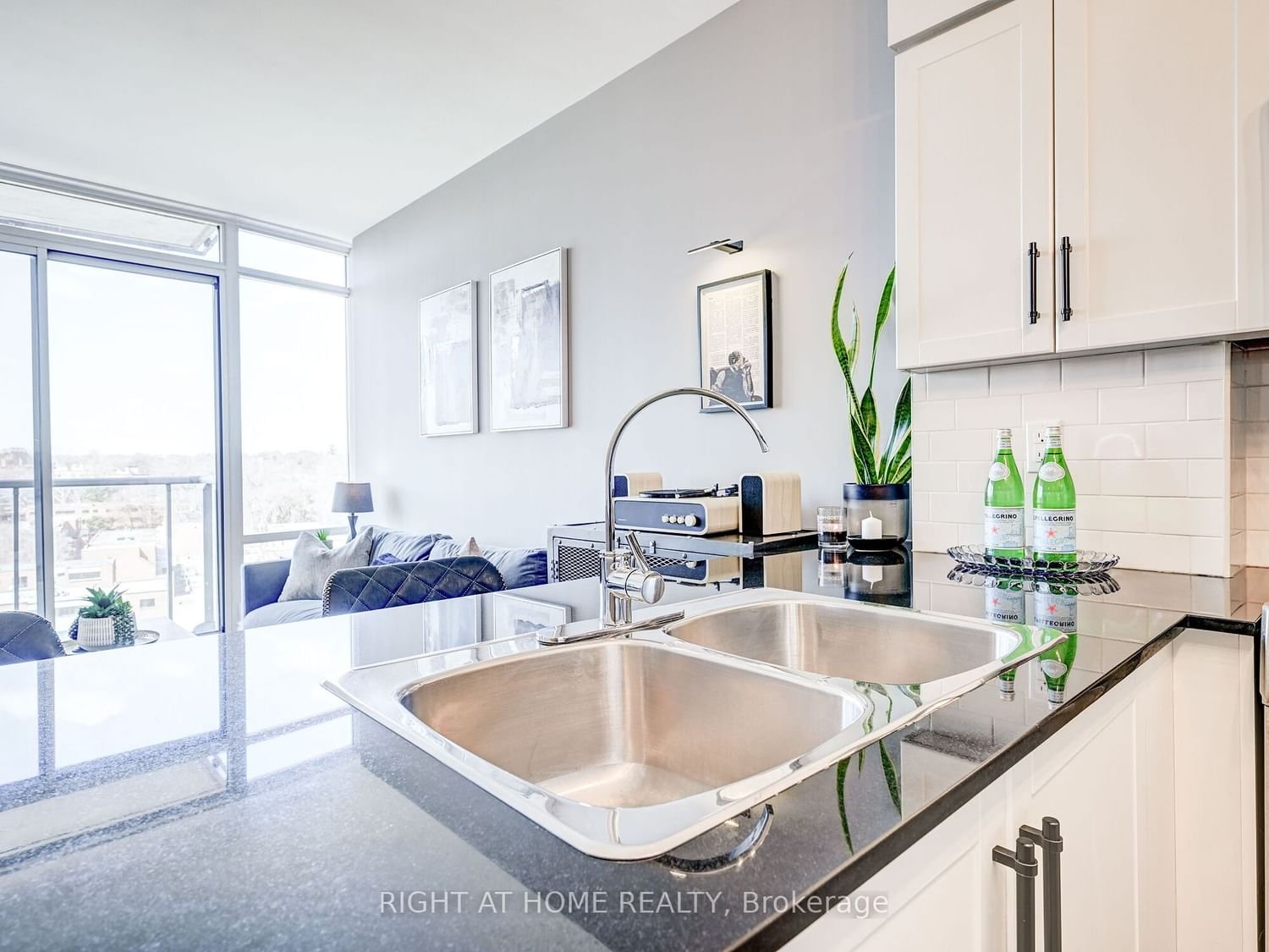 15 Windermere Ave, unit 803 for sale - image #4