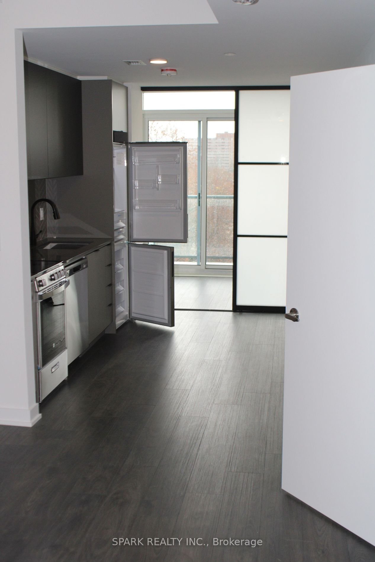 57 Brock Ave, unit 612 for rent - image #8