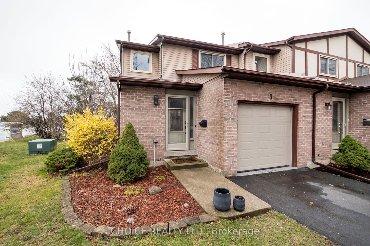 1232 Guelph Line 1232 Guelph Line Townhomes 3 Beds 2 Baths Unit 1